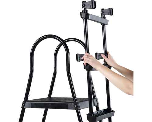 Vue détaillée d''un escabeau noir avec des poignées pour une prise en main sûre.