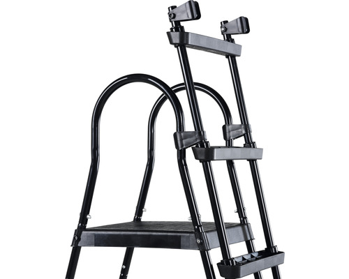 Vue détaillée d''un escabeau noir avec arceau de sécurité.