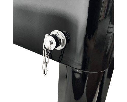 Vue détaillée de la serrure d''une boîte aux lettres noire avec chaîne