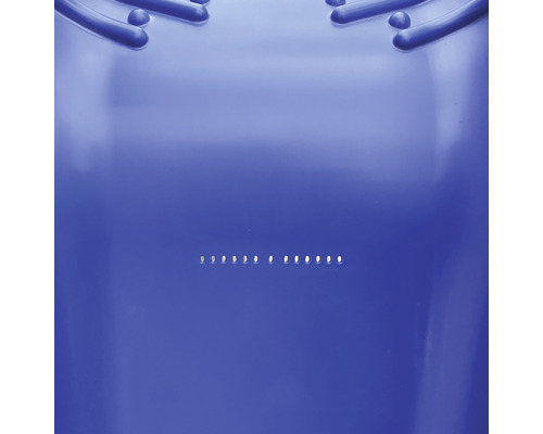 Gros plan d''une cuve en plastique bleue avec des trous