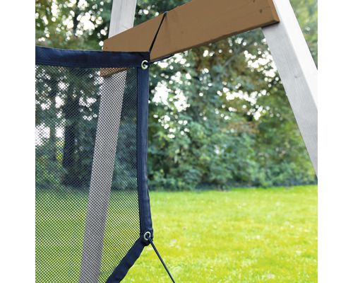 Gros plan d''un filet de protection sur un cadre en bois dans le jardin