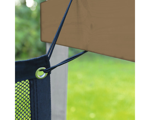 Vue détaillée d''un filet pour chat avec fixation par élastique sur une construction en bois