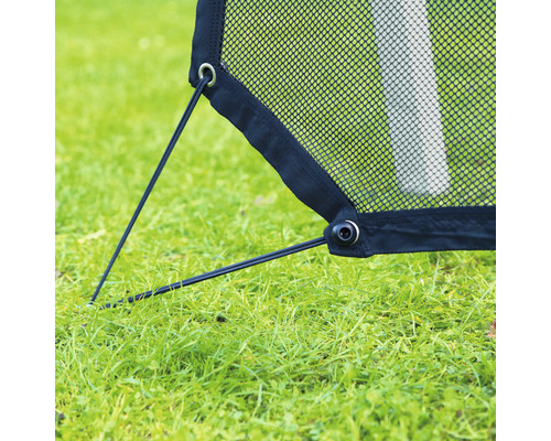 Gros plan d''un but de football avec filet et éléments de fixation sur une pelouse.