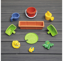Set de jouets pour le bain comprenant un seau, un arrosoir, des pelles, un récipient et diverses figurines
