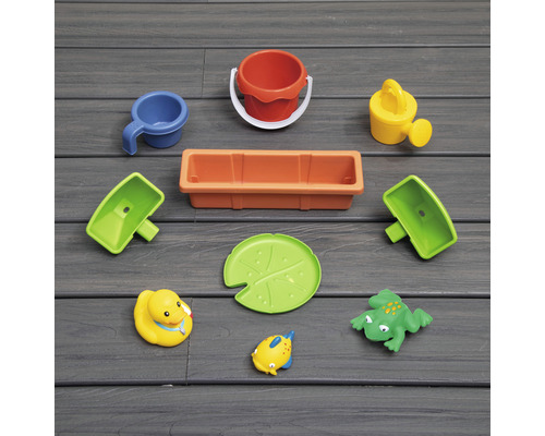 Set de jouets pour le bain comprenant un seau, un arrosoir, des pelles, un récipient et diverses figurines