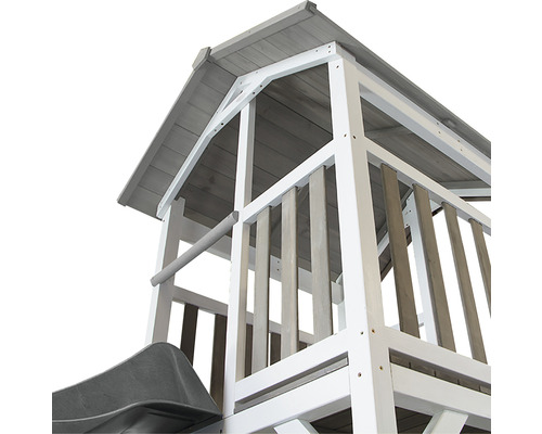 Detailansicht eines Spielturms aus Holz mit Rutsche und Dach