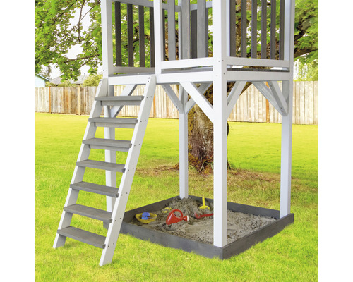 Spielturm mit Sandkasten und Leiter im Garten