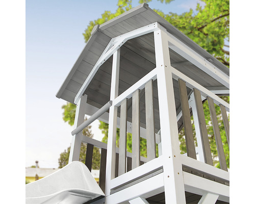 Vue détaillée d''une tour de jeux en bois avec toit et toboggan