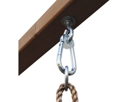 Detail einer Schaukelbefestigung mit Karabinerhaken an einem Holzbalken