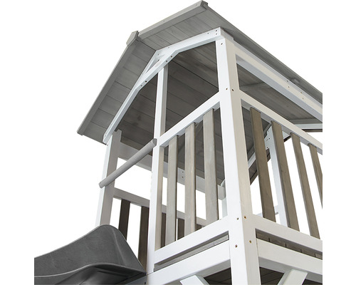 Vue détaillée d''une tour de jeux en bois avec toboggan et toit.