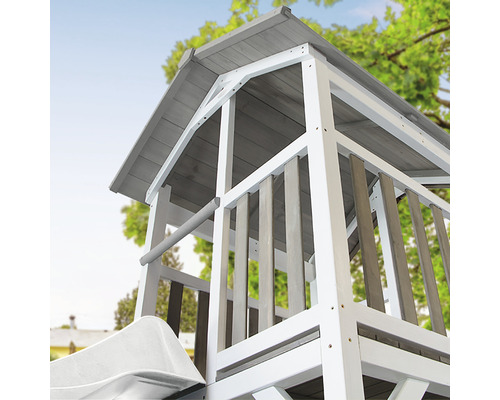 Detailansicht eines Spielturms mit Dach und Geländer