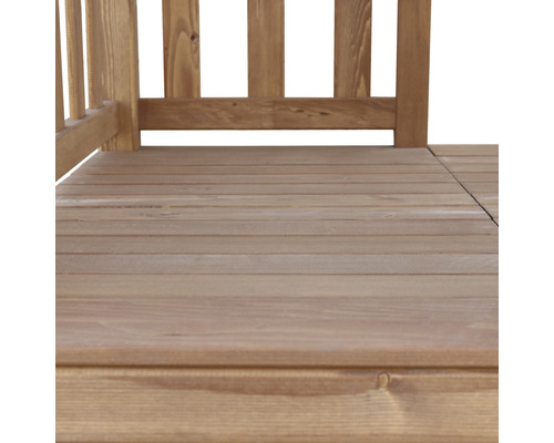 Vue détaillée d''une terrasse en bois avec rambarde