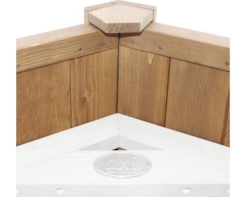 Vue détaillée d''un coin de bac à sable en bois avec le logo AXI