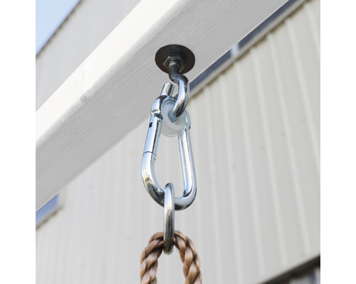 Gros plan d''une fixation de balançoire avec mousqueton et corde