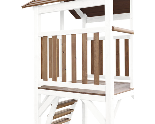 Vue détaillée d''une cabane de jeu avec une balustrade en bois et un escalier.