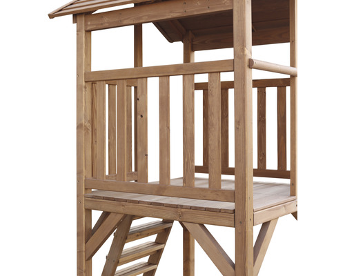 Detailansicht eines Spielturms aus Holz mit Leiter und Überdachung