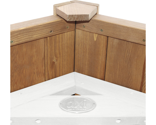 Detailansicht eines Hochbeets aus Holz mit Firmenlogo