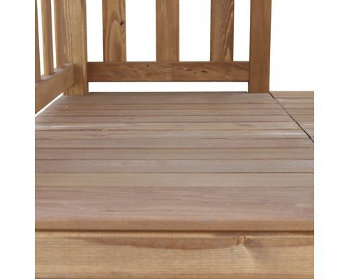 Vue détaillée d''une terrasse en bois avec rambarde