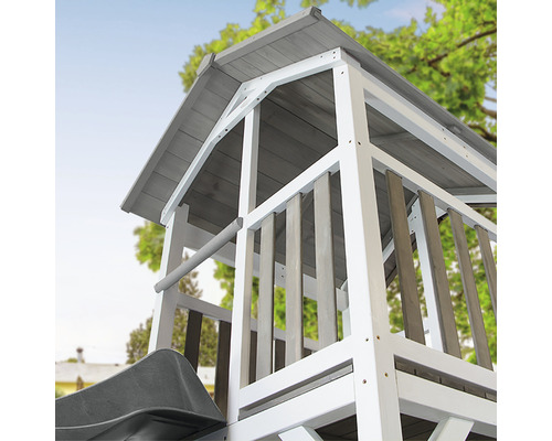 Vue détaillée d''une cabane en bois avec toboggan et toit