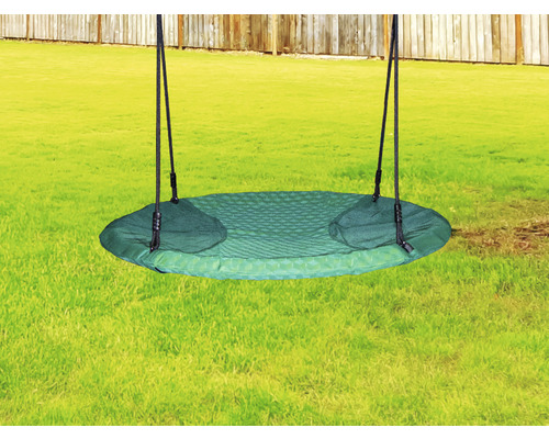 Balancelle nid d''oiseau ronde verte avec cordes noires dans le jardin.