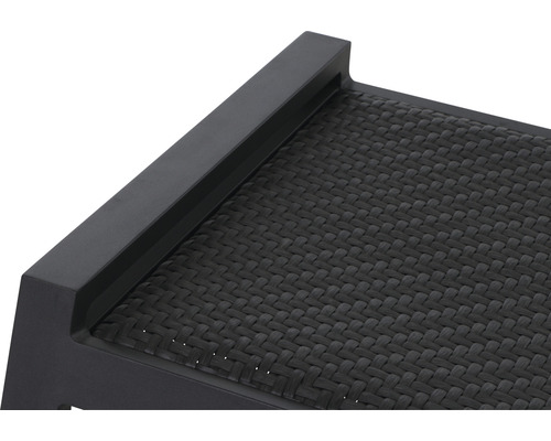 Vue détaillée d''un lit de jardin avec assise tressée