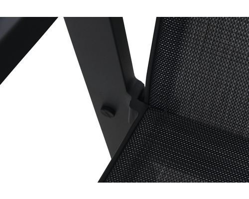 Gros plan sur une chaise de jardin avec cadre en métal et tissu grillagé