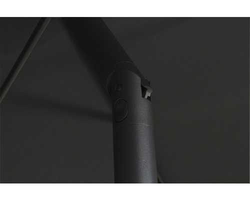 Gros plan sur une articulation de parasol avec mécanisme de réglage