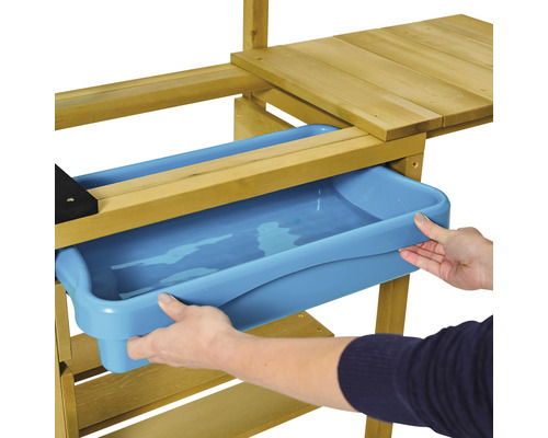 Gros plan sur une table de jeu avec une bassine amovible remplie d''eau.