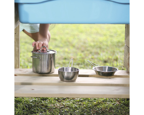 Cuisine de jeu avec casseroles et poêles en acier inoxydable.