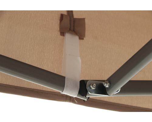 Vue détaillée d''une tente de réception avec armature et toit en tissu