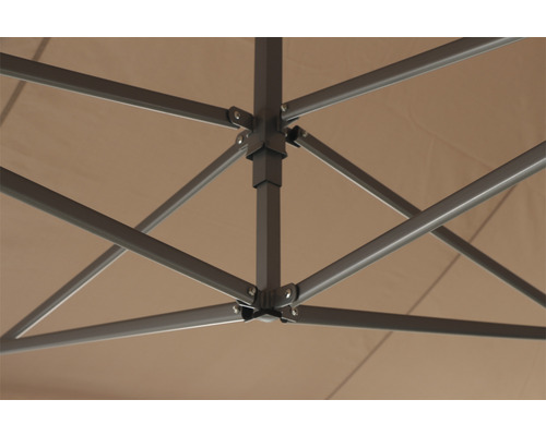 Vue détaillée de l''armature métallique d''un pavillon de jardin