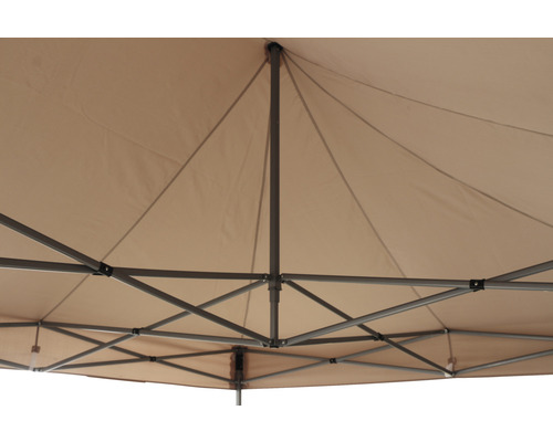 Vue intérieure d''un pavillon avec toit en tissu et structure en acier