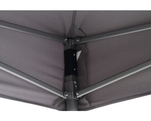 Vue détaillée du cadre et du toit d''un pavillon de jardin