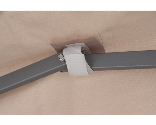 Vue détaillée d''une fixation de pavillon avec fermeture velcro sur le cadre