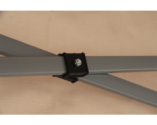 Vue détaillée d''un pavillon avec cadre métallique et élément de connexion.