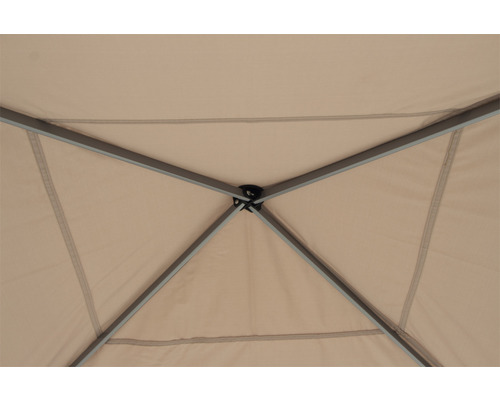 Vue intérieure d''un pavillon avec cadre en métal et toit en tissu