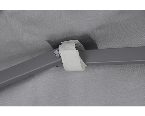 Vue détaillée d''un pavillon avec une bande de fixation sur le cadre métallique