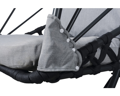 Detailansicht eines Hängekorbs mit grauer Polsterung und schwarzem Rahmen