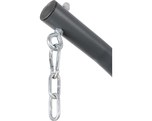 Detailaufnahme eines Hängesesselgestells mit Kette und Karabinerhaken