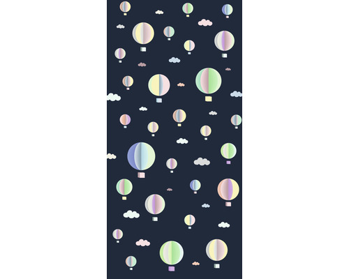 Hintergrund mit bunten Heißluftballons und Wolken