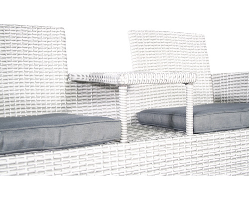 Detailansicht einer weißen Rattan Gartenbank mit grauen Sitzkissen