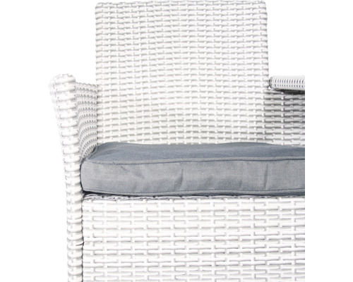 Detailansicht eines weißen Rattan-Gartensessels mit grauem Sitzkissen.