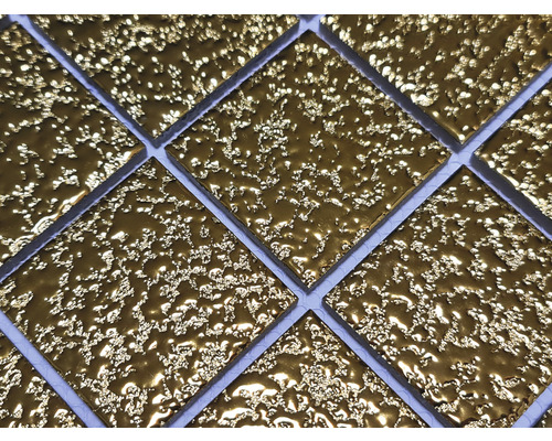 Nahaufnahme von Mosaikfliesen mit unebener Oberfläche