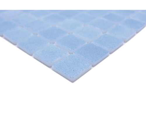 Quadratische Glasmosaikfliesen auf einem Bogen