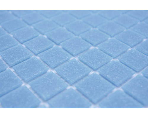 Quadratische, hellfarbige Glasmosaikfliesen im Detail