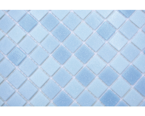 Nahaufnahme von blauen quadratischen Glasmosaikfliesen