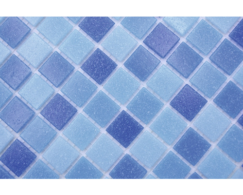 Quadratische Glasmosaikfliesen in verschiedenen Blautönen