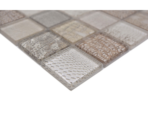 Mosaïque en verre et pierre avec éléments carrés