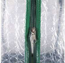 Nahaufnahme einer Gewächshausfolie mit Reissverschluss