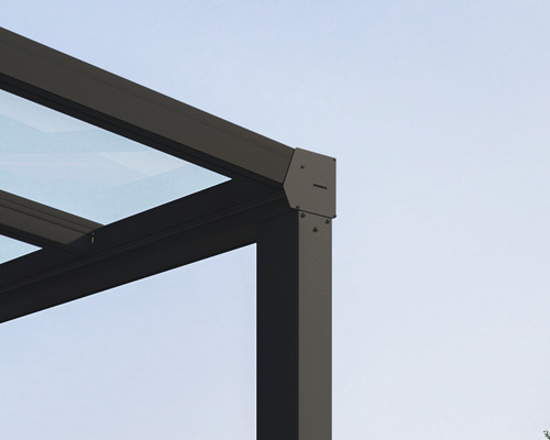 Vue détaillée d''un toit de terrasse avec toit en verre et cadre en aluminium